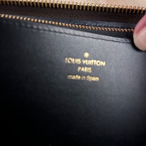 💎💎💯% AUTHENTIC 💎💎.    Louis Vuitton Wallet - Picture 7 of 8